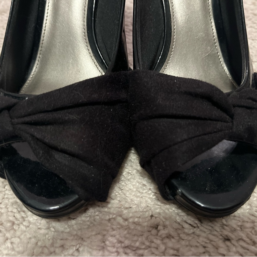 FIONI Clothing Black Heels with Floral Detail - Picture 2 of 5